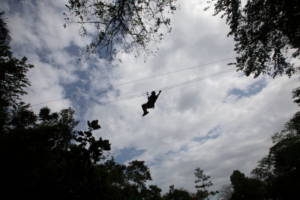 Gamboa desde el aire, recorriendo el bosque en teleférico y líneas de canopy