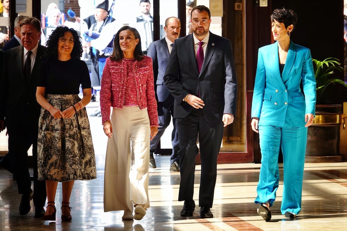En zapatillas y pantalón blanco, el look infalible de la reina Letizia por estos días