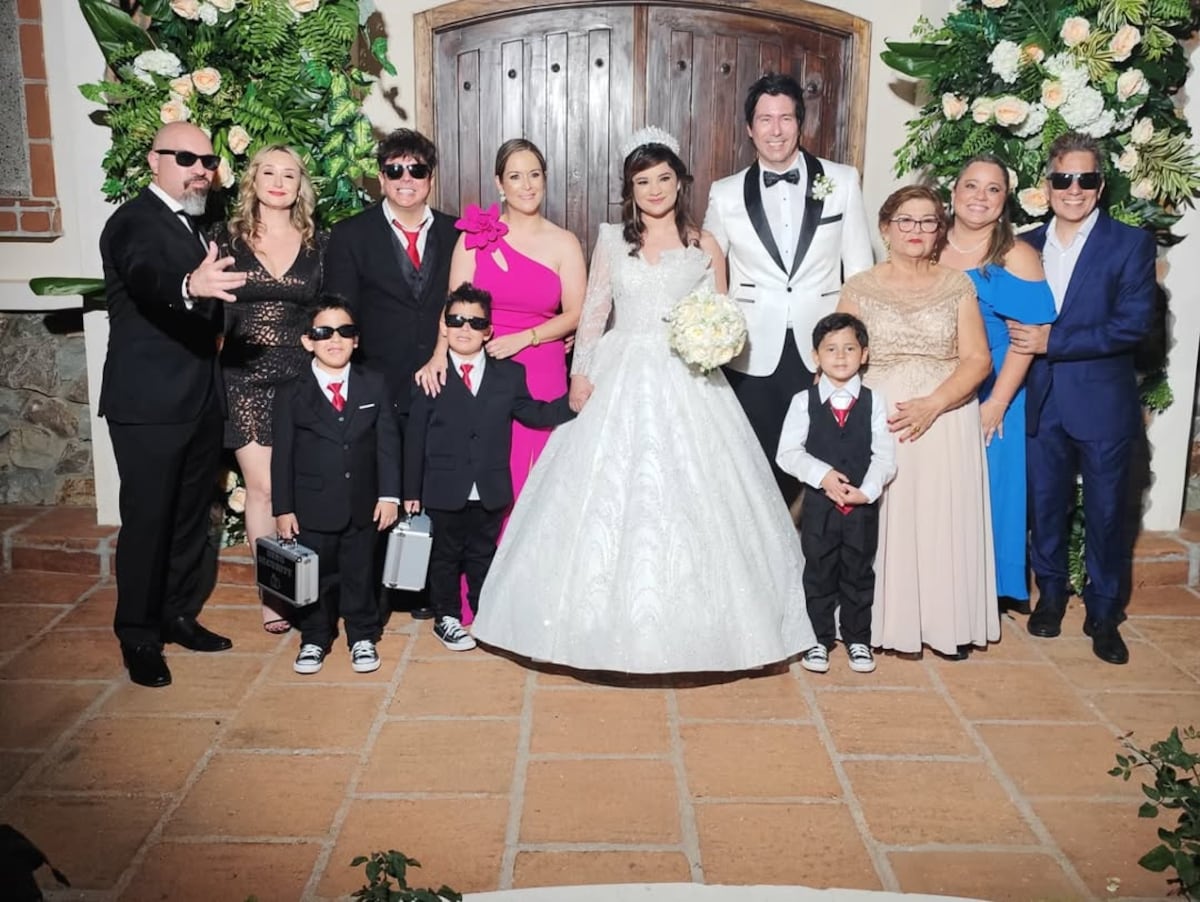 El cantante Emilio Regueira, de Los Rabanes, se casó por la iglesia en su tierra Chitré