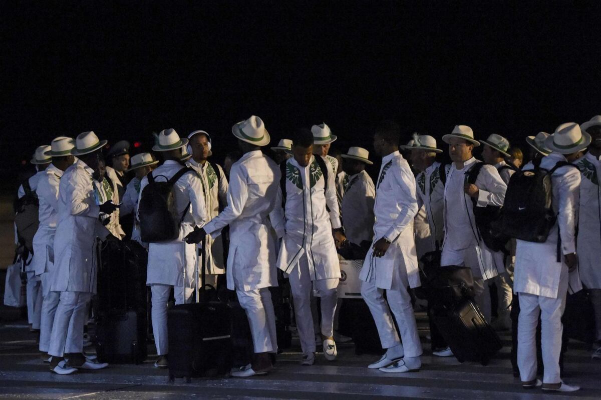 Bolsos de Versace y trajes de lujo en la llegada de los equipos a Rusia