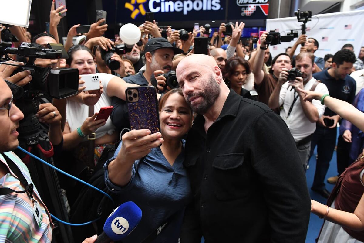 ‘¡I love you!’, ‘¡marry me!’, John Travolta causa furor en Panamá durante el Festival de Cine 