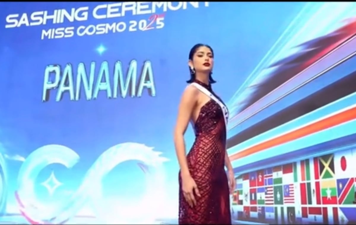 Italy Mora recibe oficialmente la banda de Panamá en el certamen Miss Cosmo International