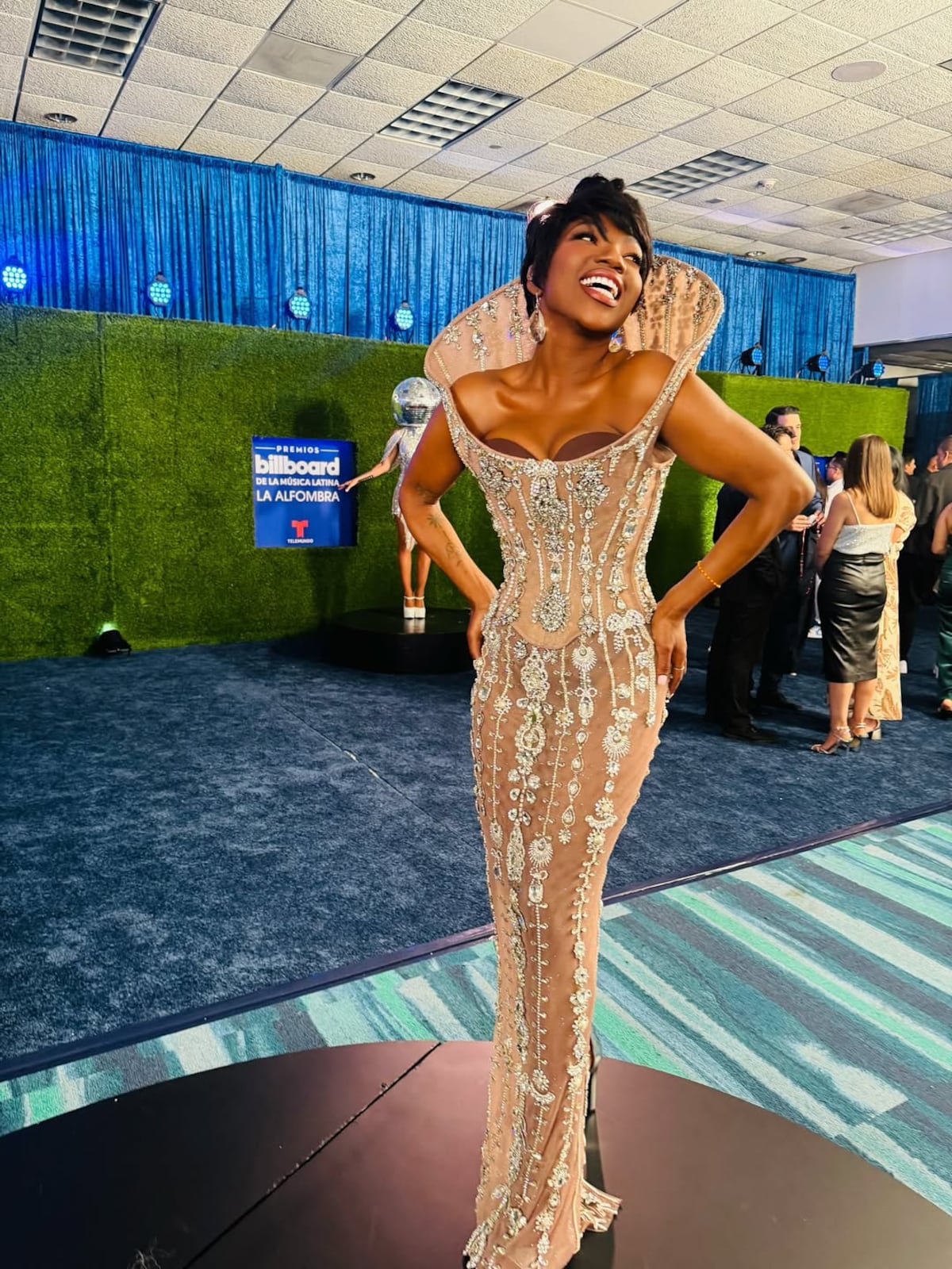 Chikybombom deslumbra en los Premios Billboard Latinos con un diseño de Giannina Azar presentado en Panamá