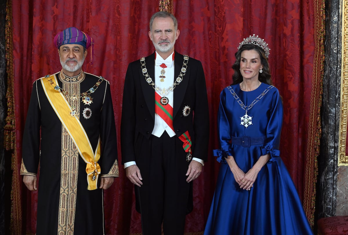 La reina Letizia de España, su vestido azul satinado y el impresionante collar que le regaló el Sultán de Omán