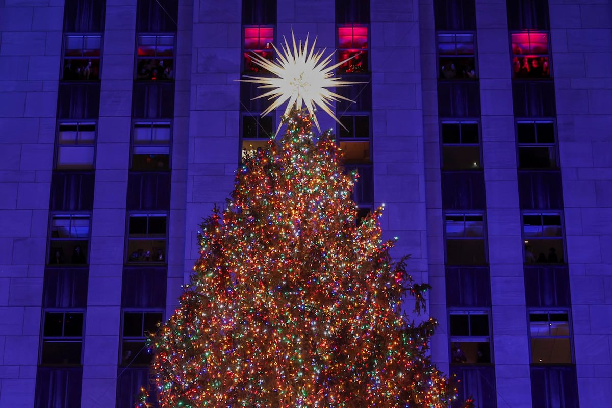 Nueva York ilumina famoso árbol navideño con villancicos de Marc Anthony y Michael Bublé