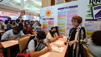 La pintora Berta Polo presentó su libro Huellas del Pincel y ofreció un taller a jóvenes en la Feria del Libro 