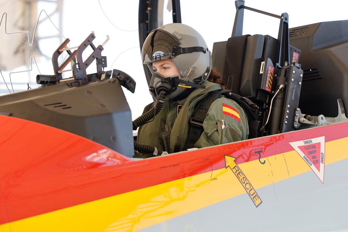 Las fotos de la princesa Leonor de España en su primer vuelo en solitario en un avión militar