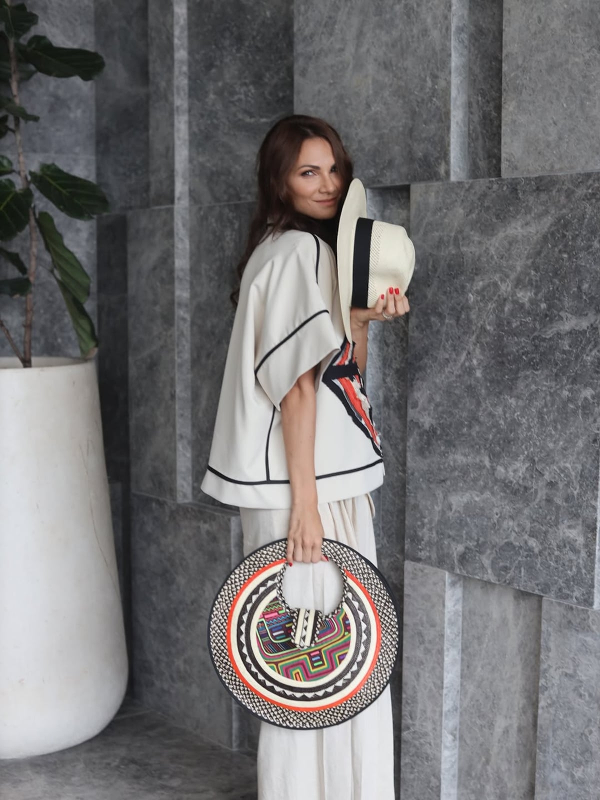 Carolina Dementiev y su atuendo del diseñador John Bejarano para acudir a un ‘baby shower’