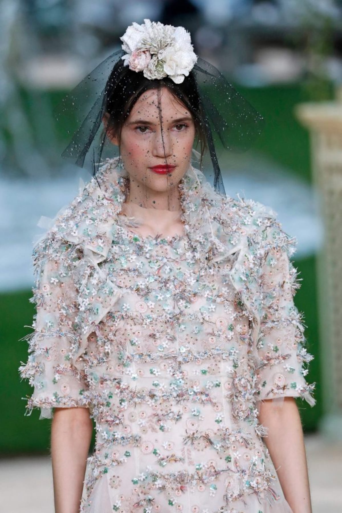Brillo y rosas en el desfile Primavera Verano de Chanel en París