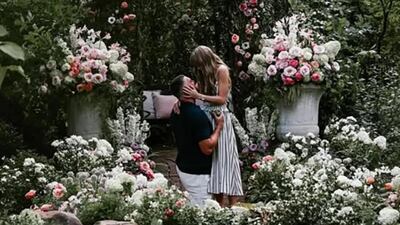 ‘Un cortejo meticulosamente coreografiado’: cómo la foto de compromiso de Taylor Swift y Travis Kelce se hace eco de la simbología de 6 siglos de historia del arte