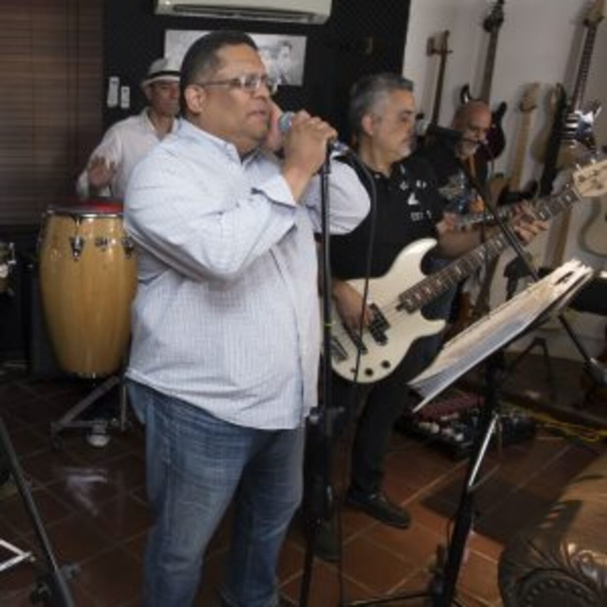 La tarima se les queda chica: la banda Egresos