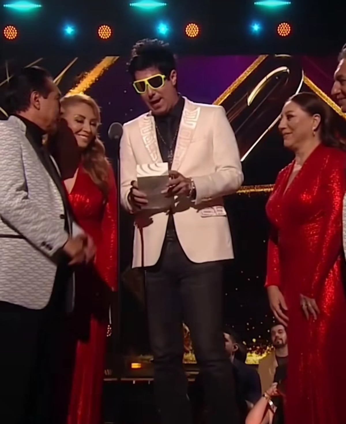 Emilio Regueira y su ‘blazer’ con trabajo de mola que lució en Premios Lo Nuestro