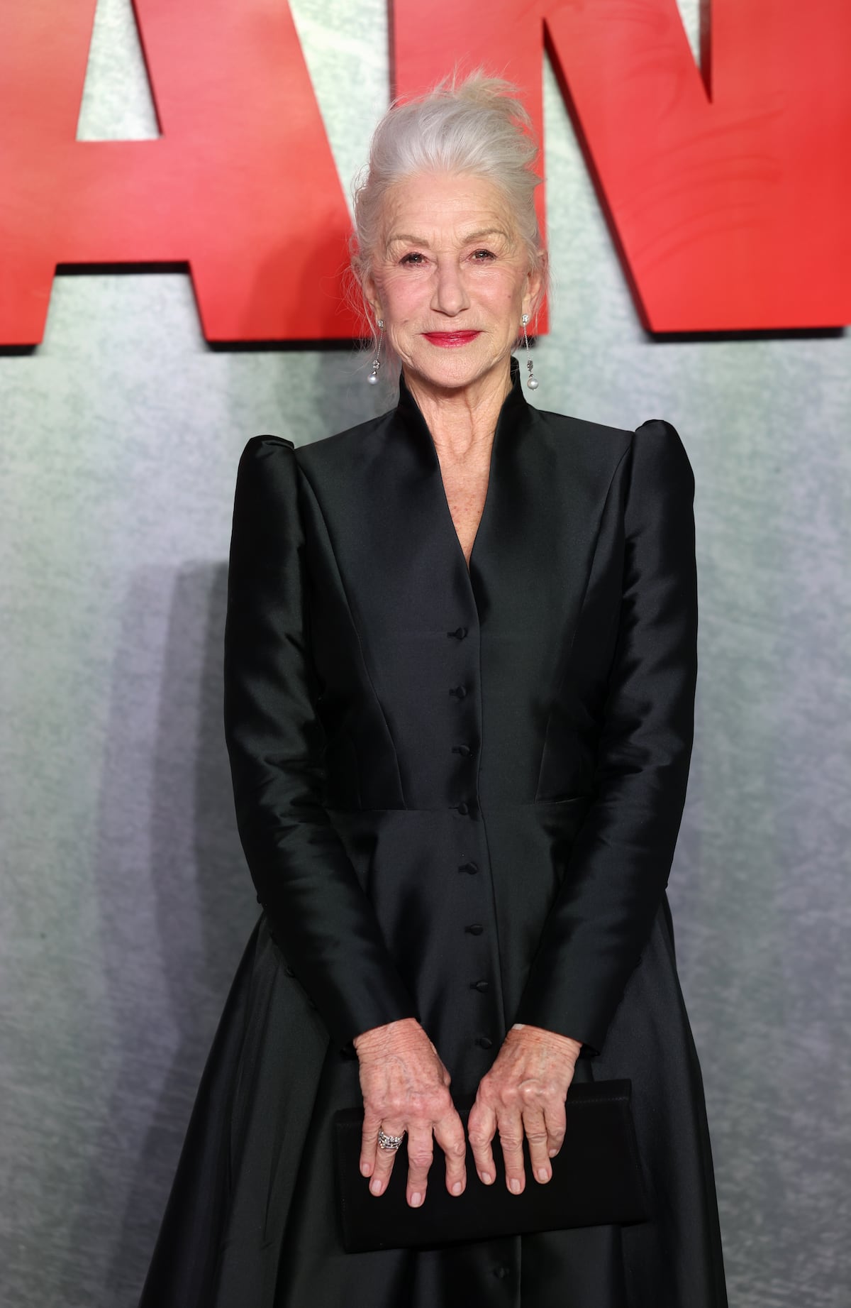 Reina del ‘punk’ refinado a los 79 años: el ‘look’ de Helen Mirren en una premiere en Londres