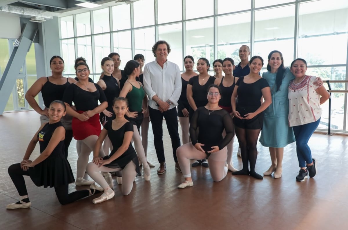 El cantante colombiano Carlos Vives comparte con los estudiantes de la Ciudad de las Artes en Panamá