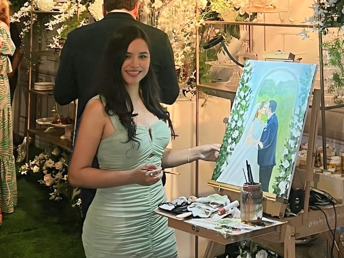 La artista panameña que pinta bodas en vivo y convierte recuerdos en obras eternas
