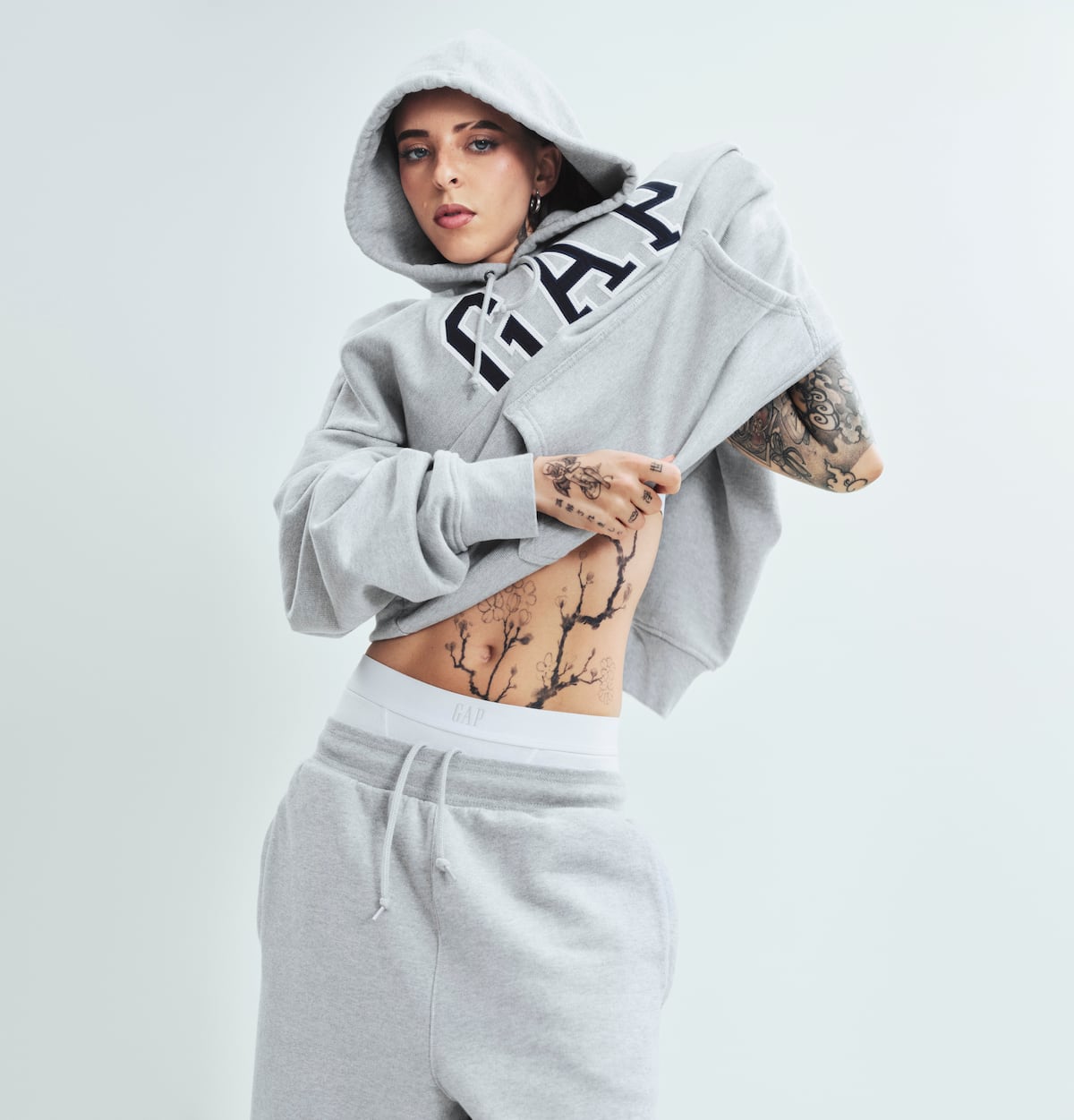 Young Miko, sexi en sus ‘sweatpants’ para la nueva campaña de GAP