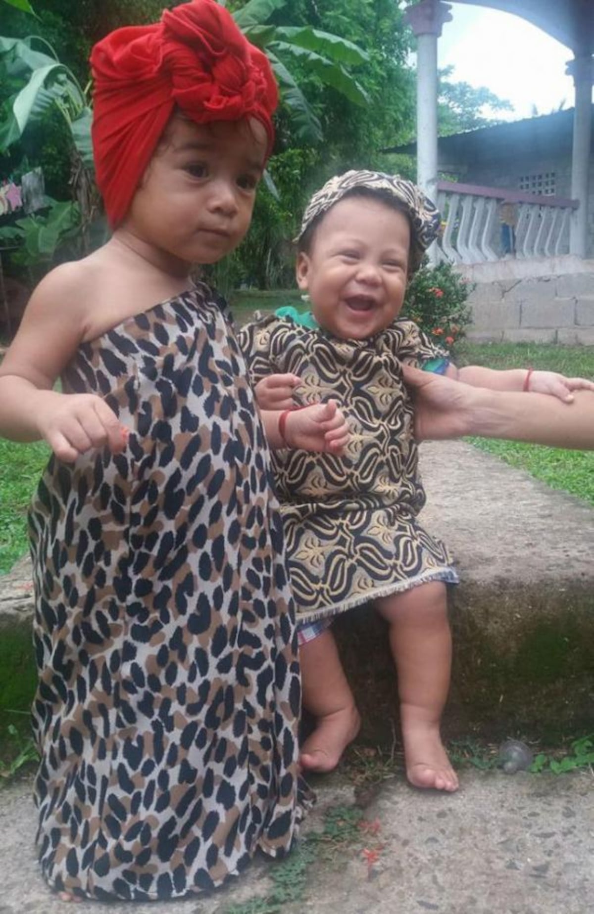 Más niños y jóvenes se visten para celebrar la etnia negra