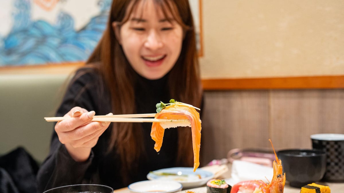 El noruego que inventó el sushi con salmón crudo y logró imponerlo en Japón
