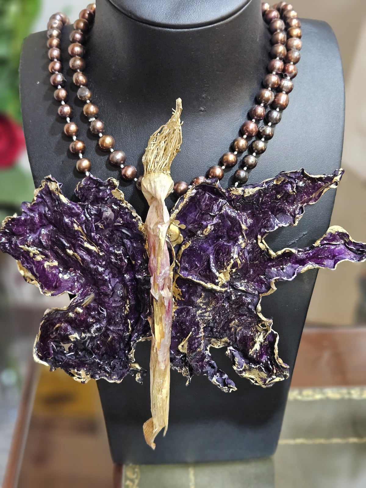 Las verduras convertidas en joyas: pendientes de pimientos y collares de alcachofas