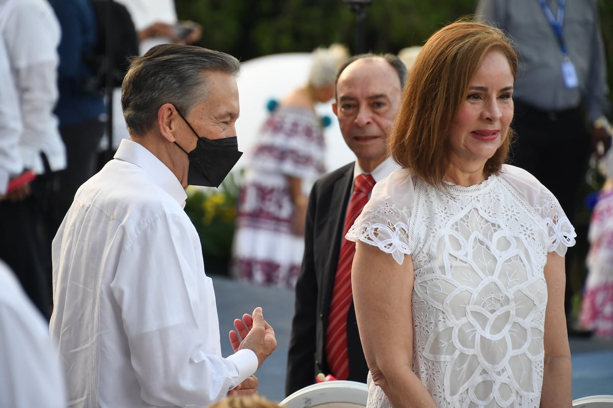 Nito Cortizo, su esposa Yazmín, y otros asistentes al acto de conmemoración de los 25 años del Canal en manos panameñas