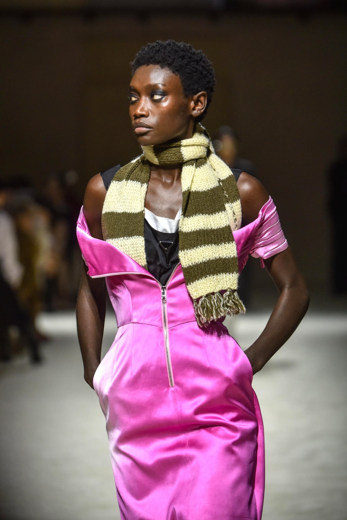 Prada reivindica la complejidad femenina con un desfile "a capas" en Milán