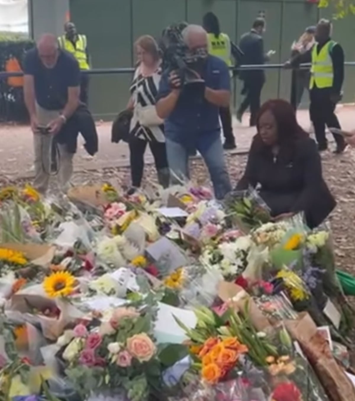 La diputada Kayra Harding está en Londres y firmó libro de condolencias por el fallecimiento de la reina Isabel II 