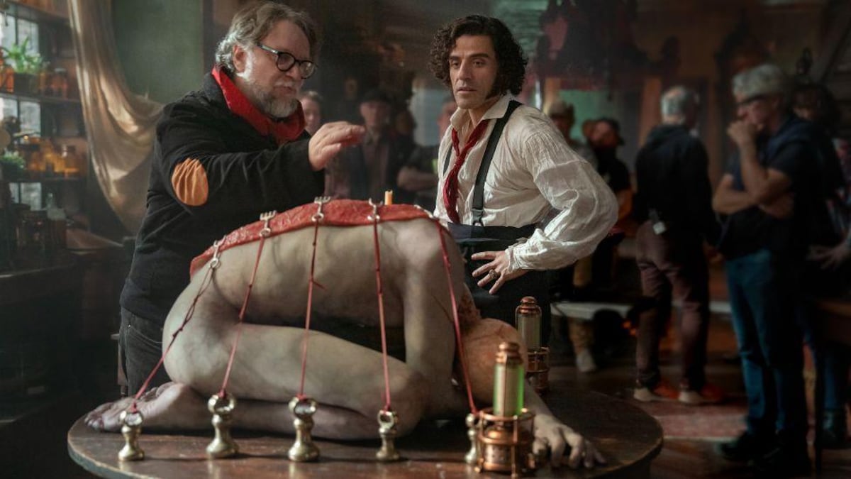 Cómo es la ambiciosa versión de ‘Frankenstein’ del mexicano Guillermo del Toro que fue ovacionada por 13 minutos en el Festival de Cine de Venecia
