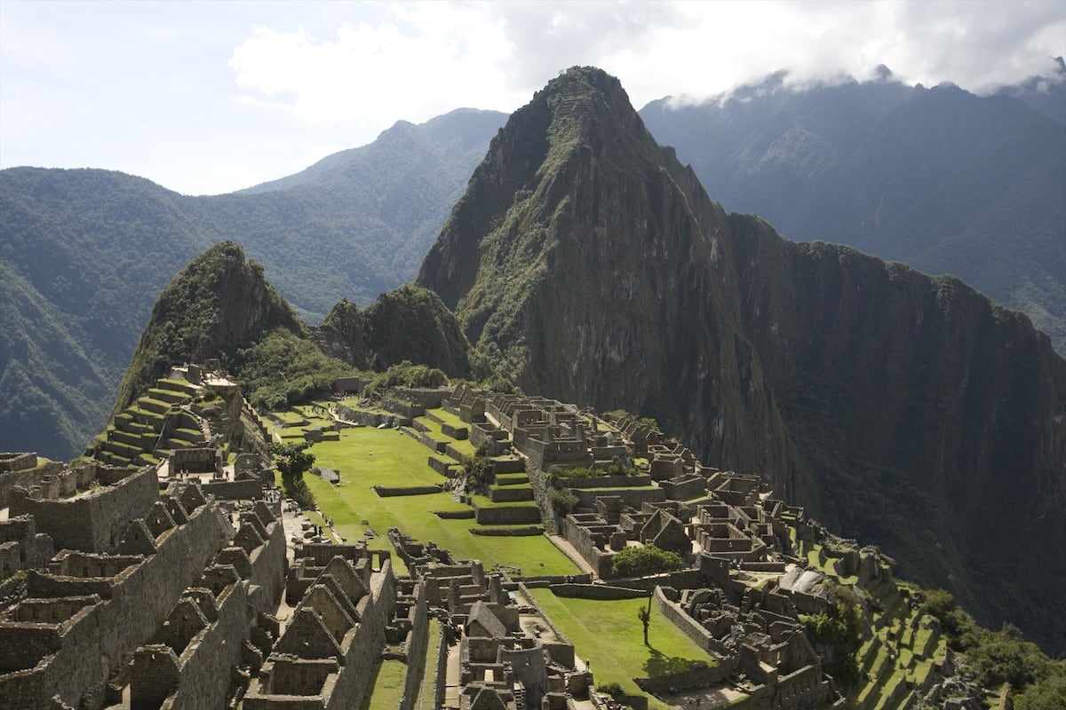 Machu Picchu sufre sobrecarga turística que lo pone en peligro, alerta Contraloría peruana