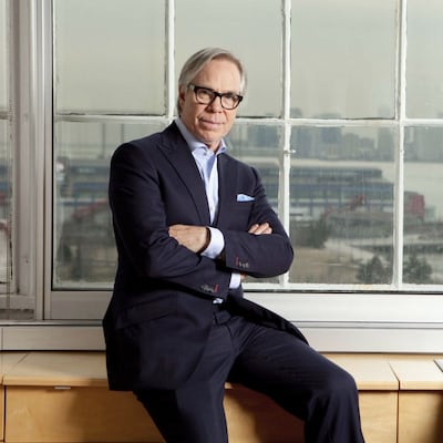 Tommy Hilfiger pisa el acelerador