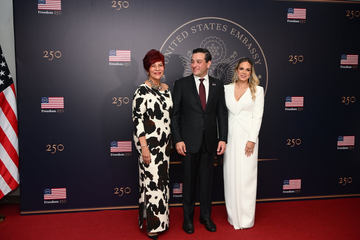 El look de Mayer Mizrachi, Mireya Moscoso y demás invitados a la alfombra roja de la recepción por los 250 años de la independencia de Estados Unidos