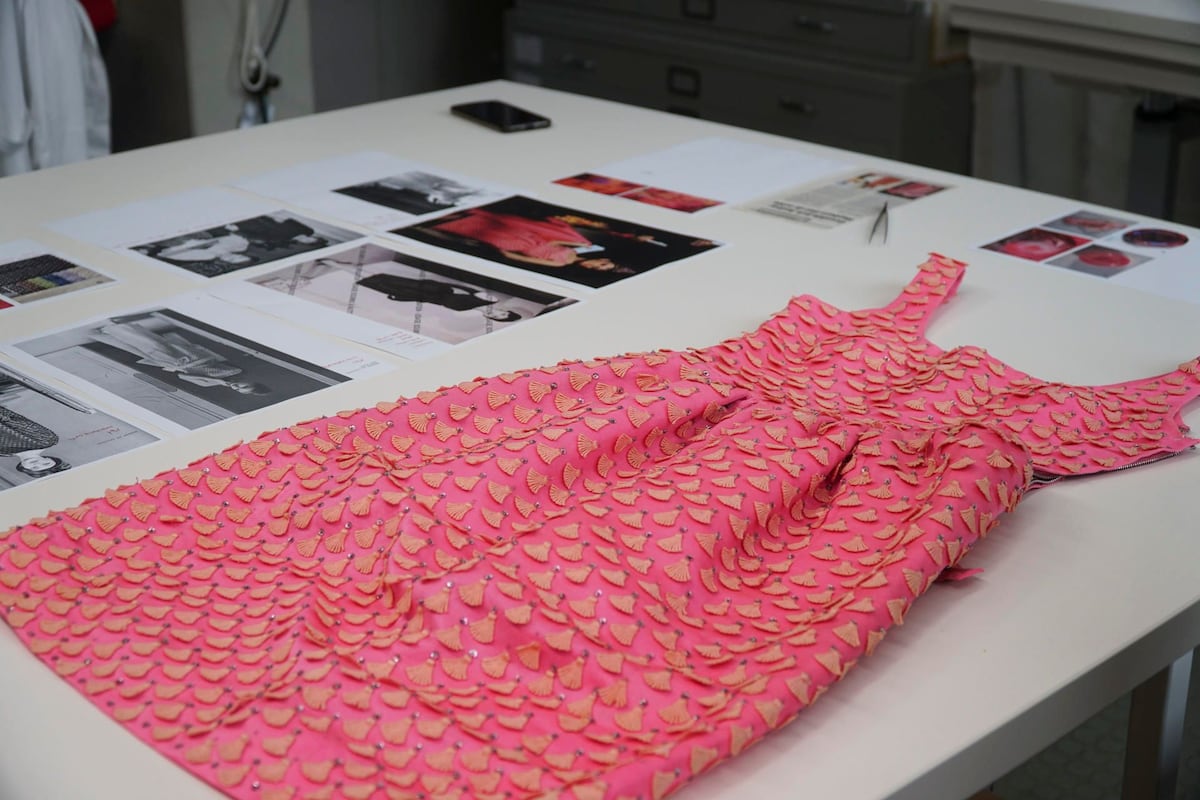 El paso del tiempo a través del vestido rosa de Audrey Hepburn