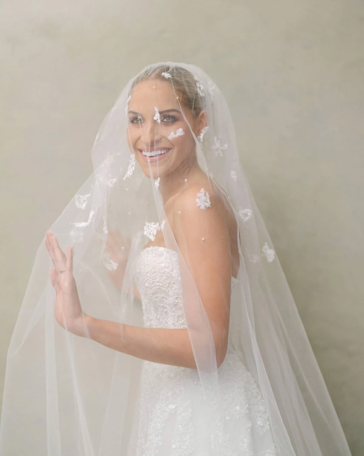 6 fotos de la boda de Ana Gretel Barreiro, hija de la presentadora Jenia Nenzen 