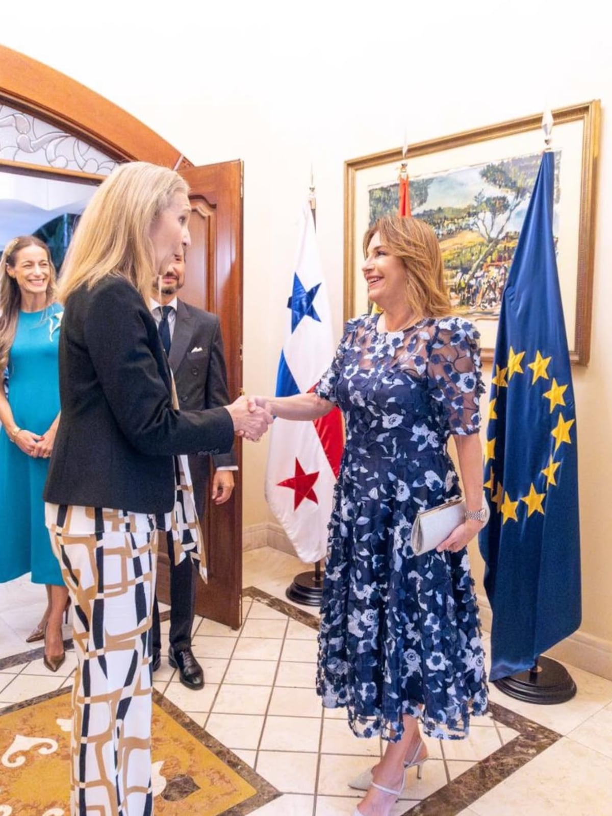 El vestido azul bordado que Maricel de Mulino llevó en la recepción de la infanta Elena en Panamá