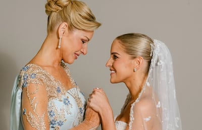 La presentadora Jenia Nenzen junto a su hija Ana Gretel Barreiro, el día de su boda