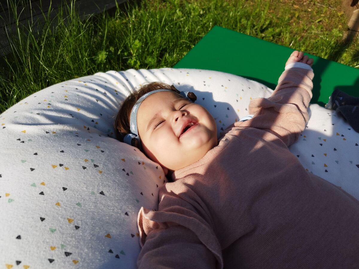 “Descubrí que mi hija era sorda al poco de nacer, pero fue solo el principio de una enfermedad ultrarrara para la que busco cura”