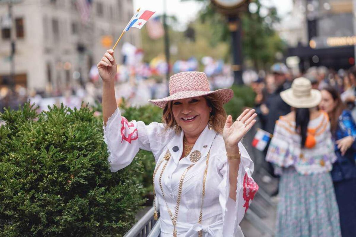 Bandas, conjuntos folclóricos y reinas: panameños desfilan en el Día de la Hispanidad en Nueva York