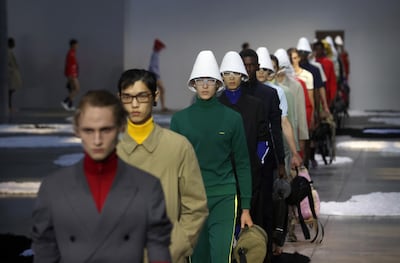 Prada lanza en Milán una moda “calmada” y piernas al aire para el hombre estival