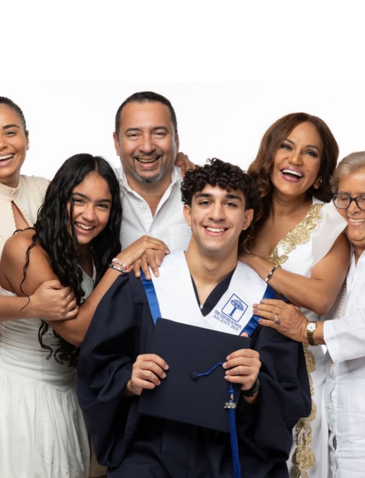 Sandra Sandoval celebra la graduación de sus dos hijos