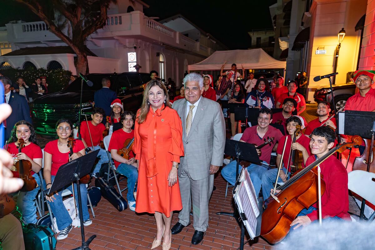 Así fue el encendido de luces navideñas en el Palacio de las Garzas