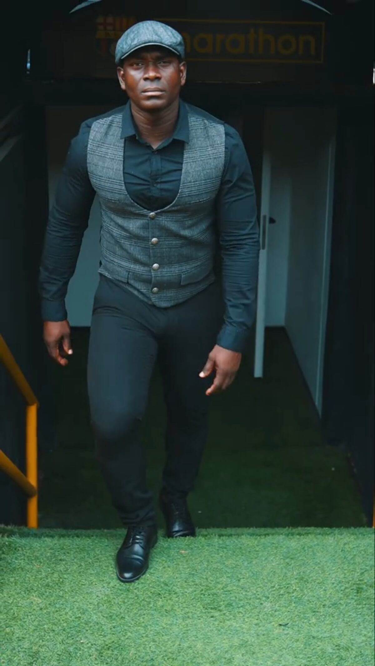 De esmoquin blanco en la cancha: él es Segundo Castillo, el director técnico que viste de gala para sus partidos