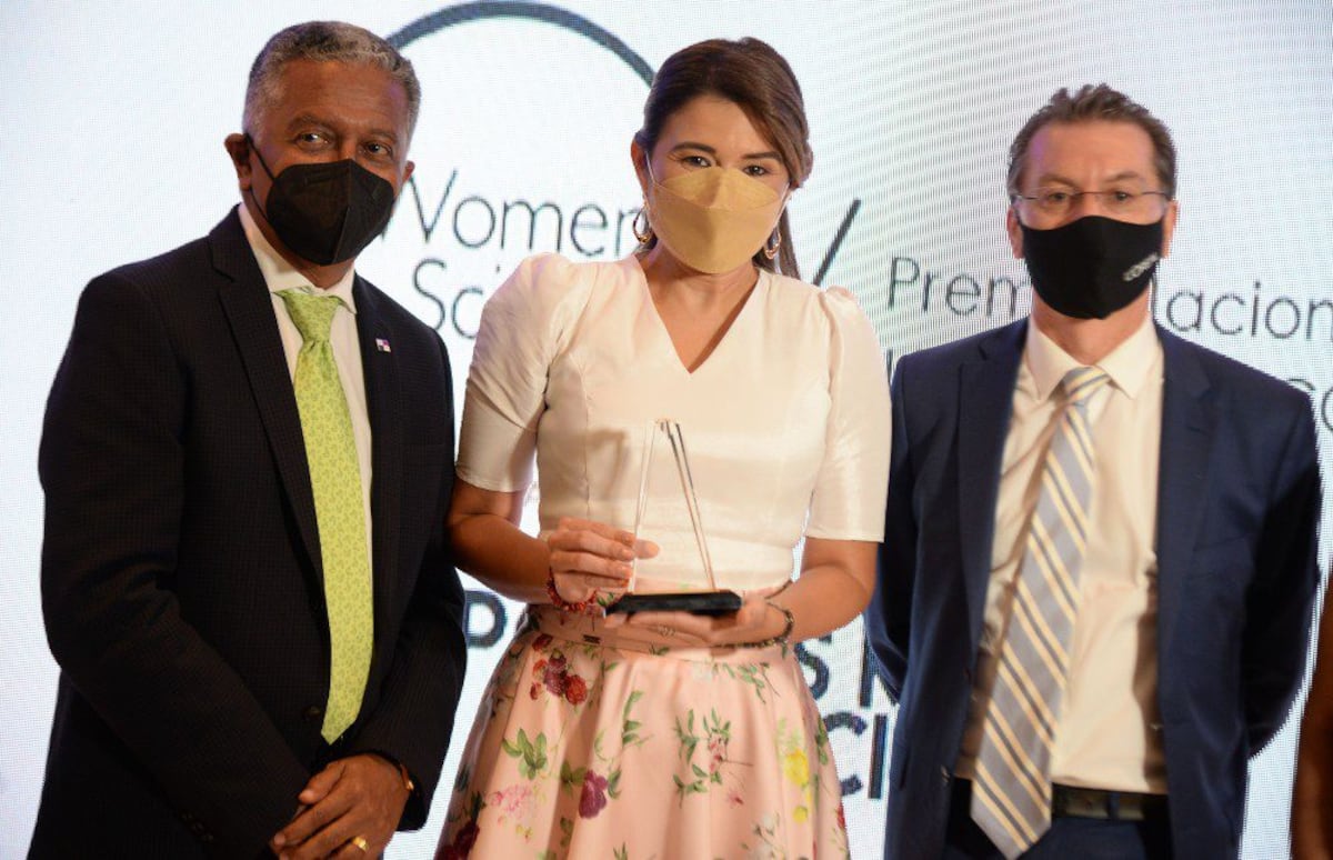 Dafni Mora recibe el premio Por las Mujeres en la Ciencia