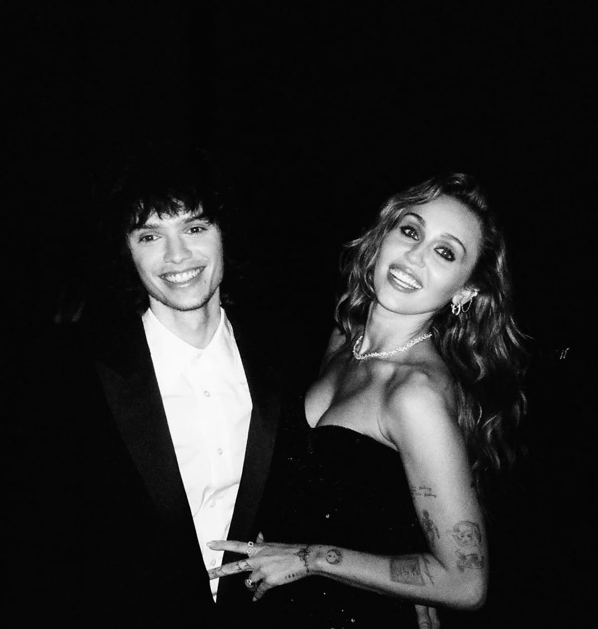 La cantante Miley Cyrus y el baterista Maxx Morando se comprometieron, según la revista People