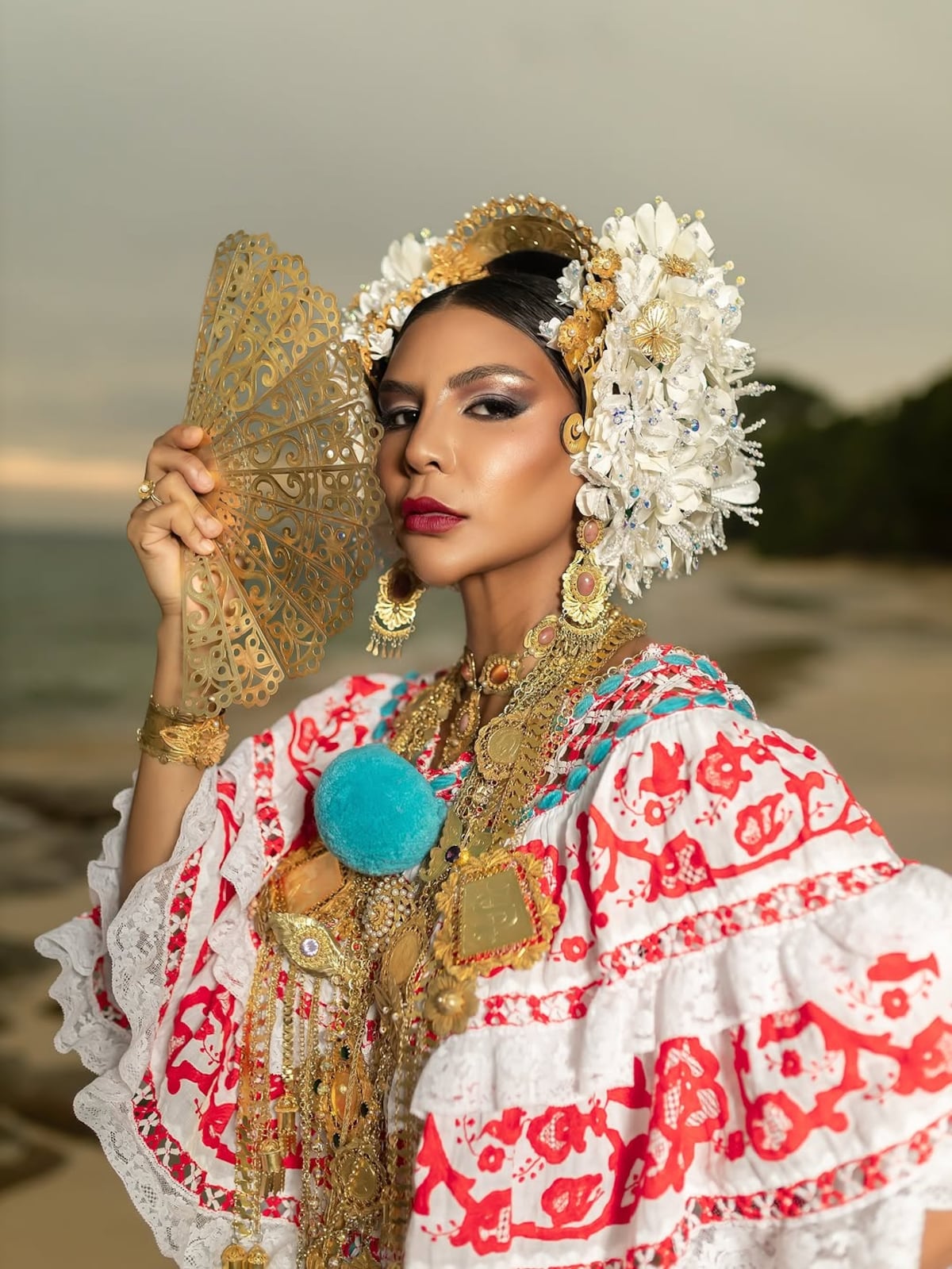 La presentadora panameña Mónica ‘Lola’ Díaz se viste de pollera por primera vez