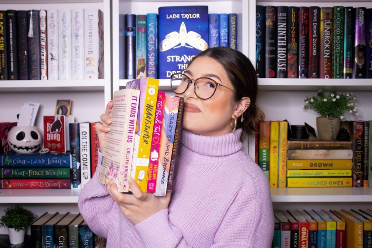 Mel Reads, la maquillista panameña que pasó a ser booktuber patrocinada por Disney