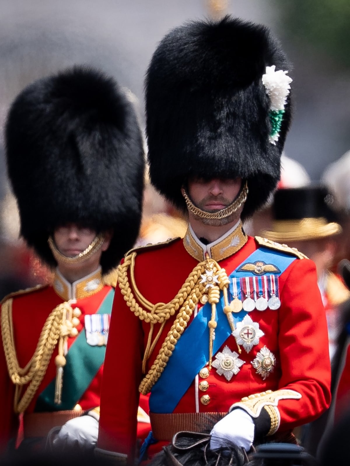 El príncipe William y su uniforme militar ceremonial en el desfile de celebración del cumpleaños del rey