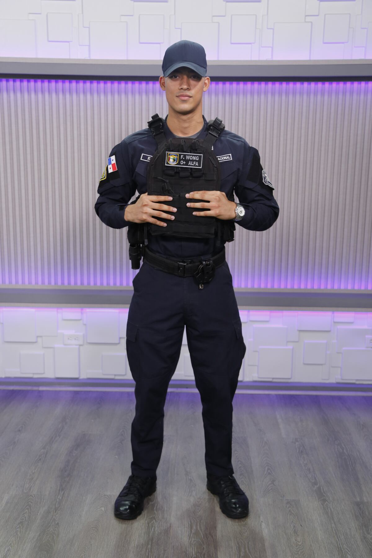 FOTOS: Así recibimos al agente F. Wong de la Policía Nacional en los estudios de ELLAS