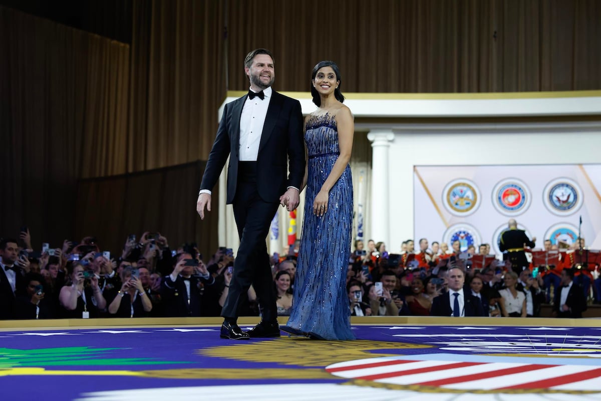 De azul degradado y con lentejuelas, Usha Vance en el baile inaugural de su esposo como vicepresidente de Estados Unidos