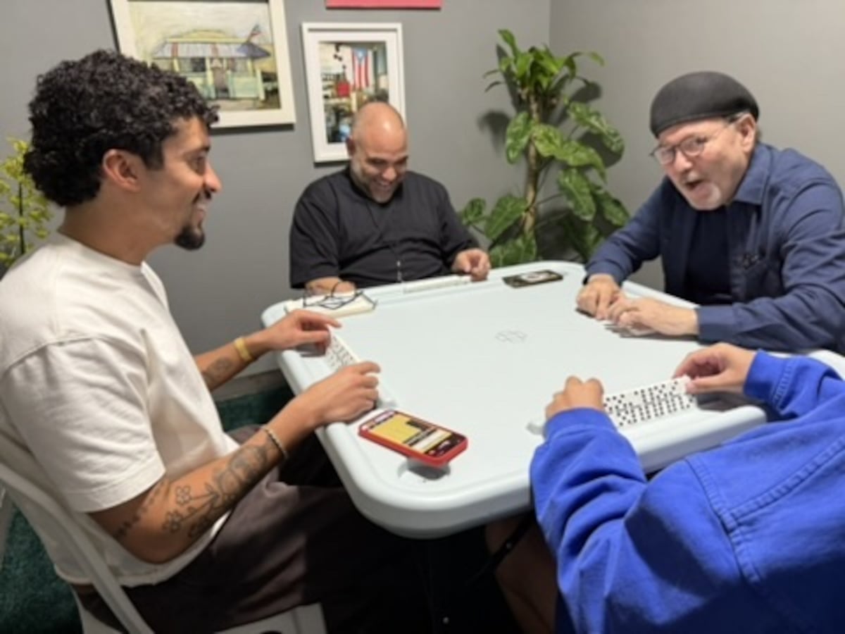 La foto de Rubén Blades jugando dominó con Bad Bunny para felicitarlo tras su triunfo en los Grammy 2026