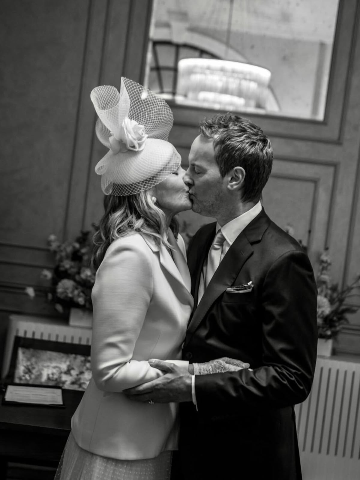 Vestida de Dior, la actriz Kim Cattrall, de Sex and The City, celebra su matrimonio