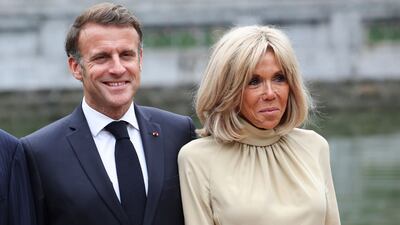 ‘Gesto ambiguo’: El gobierno de Francia resta importancia a la acción de Brigitte Macron hacia su marido, el presidente Emmanuel Macron